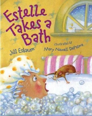 Estelle takes a bath /