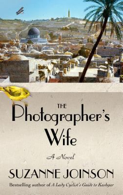The photographer's wife [large type] /