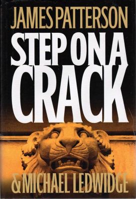 Step on a crack : a novel [large type] /